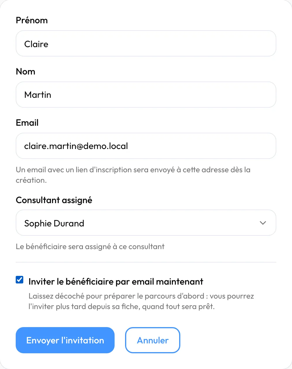 Le formulaire de création rempli pour Claire Martin, case d'invitation cochée